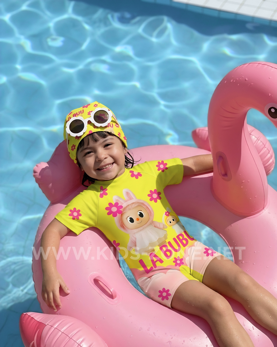 Maillot Fille Labubu Soleil (Combishort avec Bonnet) - Kids Zone Tunisie
